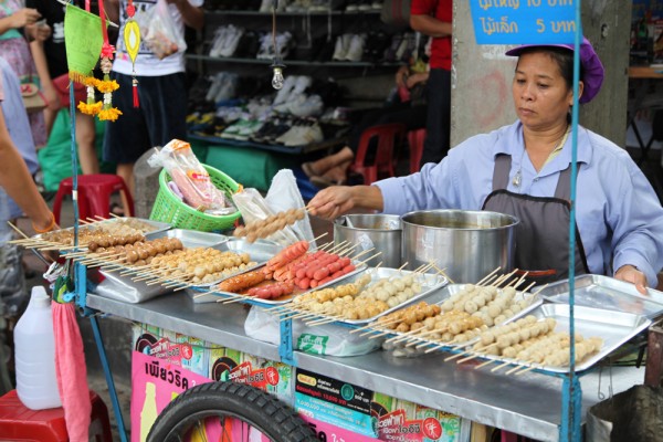 Food stalls are all around Chatuchakt market; 200.000 mouths need to be fed every day ;)